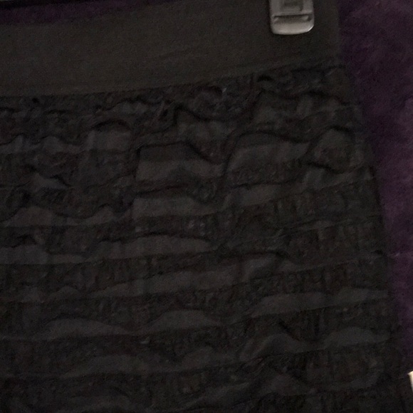 Black ruffled mini Skirt - Picture 3 of 3